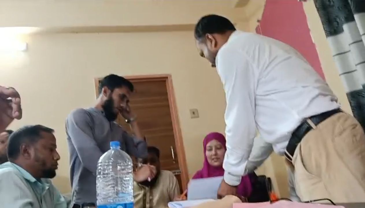 “রাতের আঁধারে ইজারা বাণিজ্য: ৬১ লাখ টাকার কাজ গেল আ.লীগ নেতার ঘনিষ্ঠের হাতে!