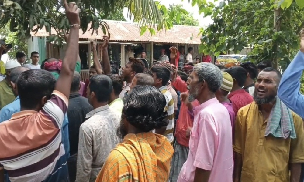 তালিকায় অনিয়ম ,ইউনিয়ন অফিস ঘেরাও করে বিক্ষোভ