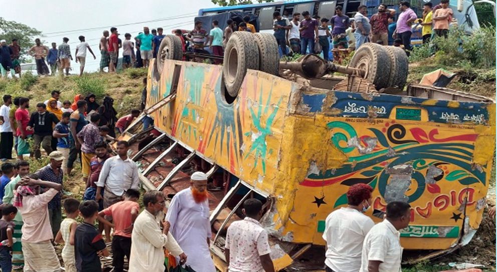 যাত্রীবাহী বাস খাদে নারী ও শিশুসহ নিহত -৪