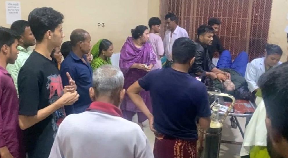 এসিডে গৃহবধূর মুখ ঝলসেদিল স্বামী